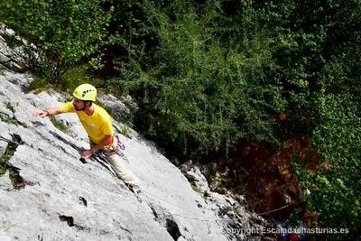 Curso de iniciación a la escalada deportiva Curso de iniciación a la escalada deportiva