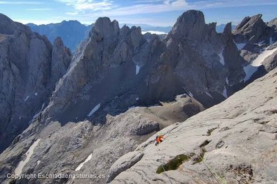 Cepeda – Cara Este del Naranjo de Bulnes